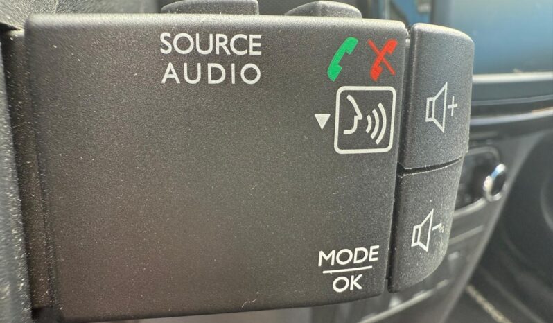 
Renault 2024 Logan 4p Intens L4/1.6 Aut full									