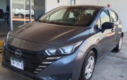 Nissan 2024 Versa 4p Sense L4/1.6 Aut Gris
