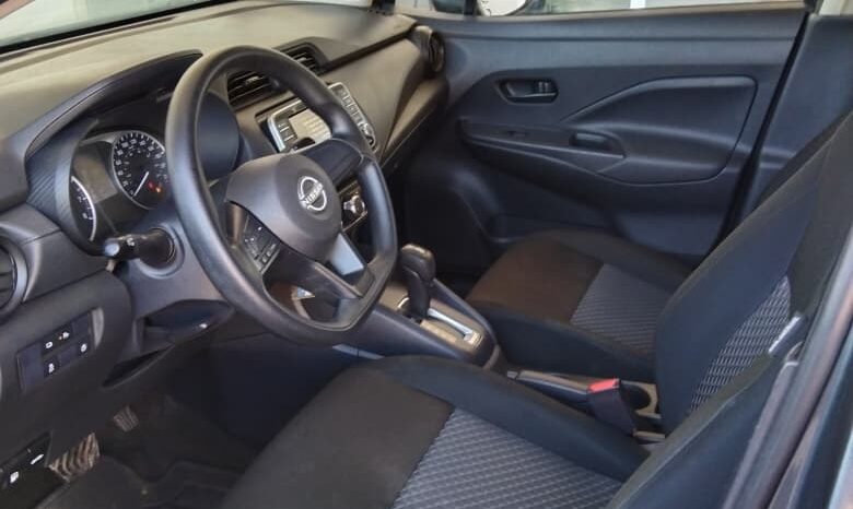 
Nissan 2024 Versa 4p Sense L4/1.6 Aut Gris full									