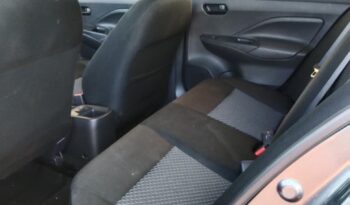 
Nissan 2024 Versa 4p Sense L4/1.6 Aut Gris full									