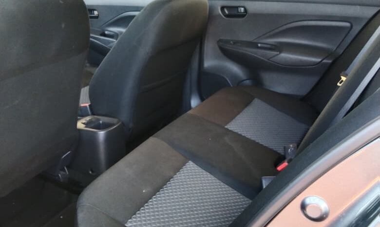 
Nissan 2024 Versa 4p Sense L4/1.6 Aut Gris full									
