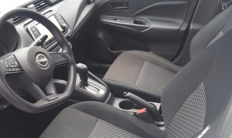
Nissan 2024 Versa 4p Sense L4/1.6 Aut Blanco full									