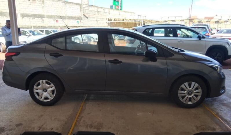 
Nissan 2024 Versa 4p Sense L4/1.6 Aut Gris full									