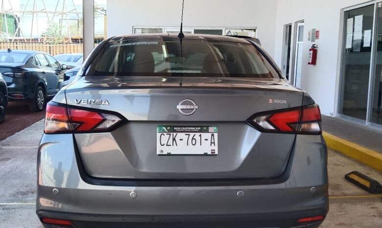 
Nissan 2024 Versa 4p Sense L4/1.6 Aut Gris full									