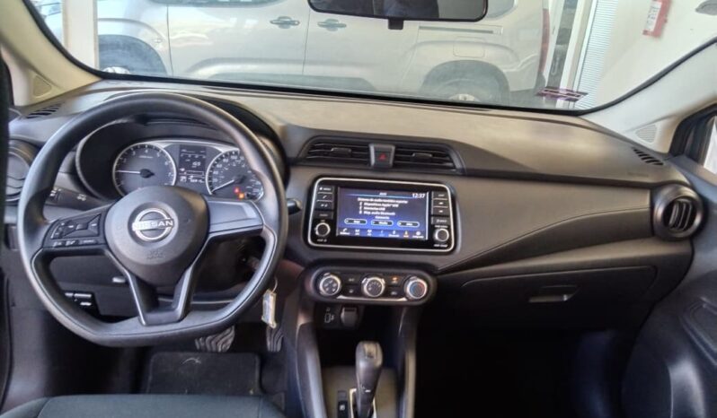 
Nissan 2024 Versa 4p Sense L4/1.6 Aut Gris full									