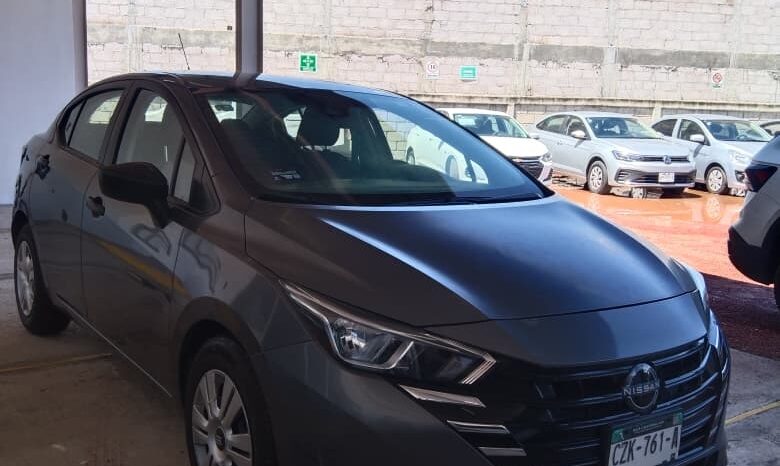 
Nissan 2024 Versa 4p Sense L4/1.6 Aut Gris full									